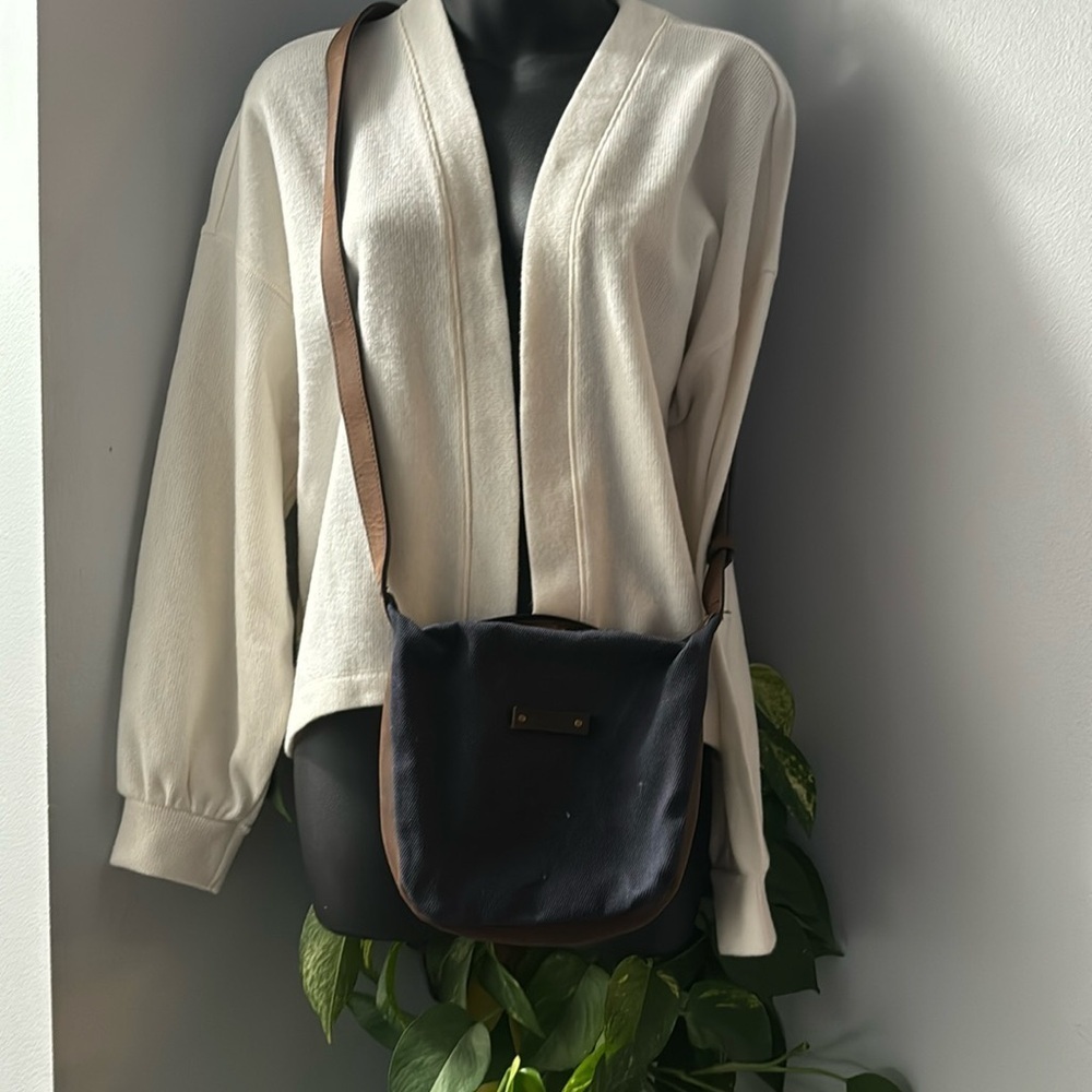 🍍L.L.BEAN CROSS BODY 🍍ZIP POCKET INSIDE🍍strap 21”🍍width 8”🍍depth 8”🍍U-1